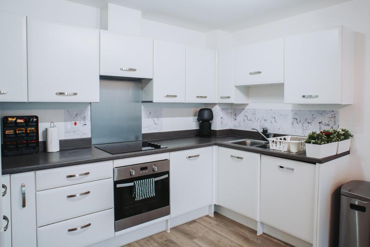 Deluxe 2 Bed Flat In Patchway Near Aztec West And Cribbs Causeway Bristol Apartment Bagian luar foto