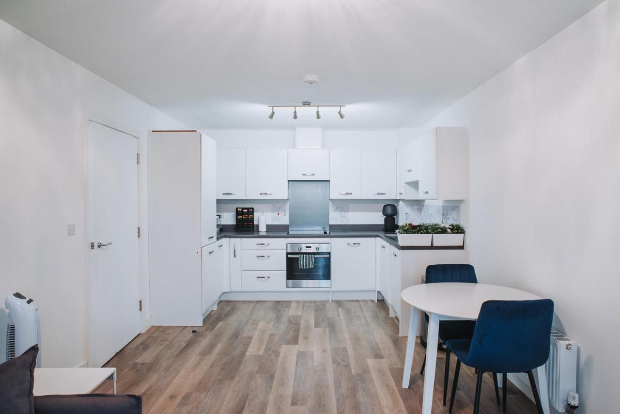 Deluxe 2 Bed Flat In Patchway Near Aztec West And Cribbs Causeway Bristol Apartment Bagian luar foto
